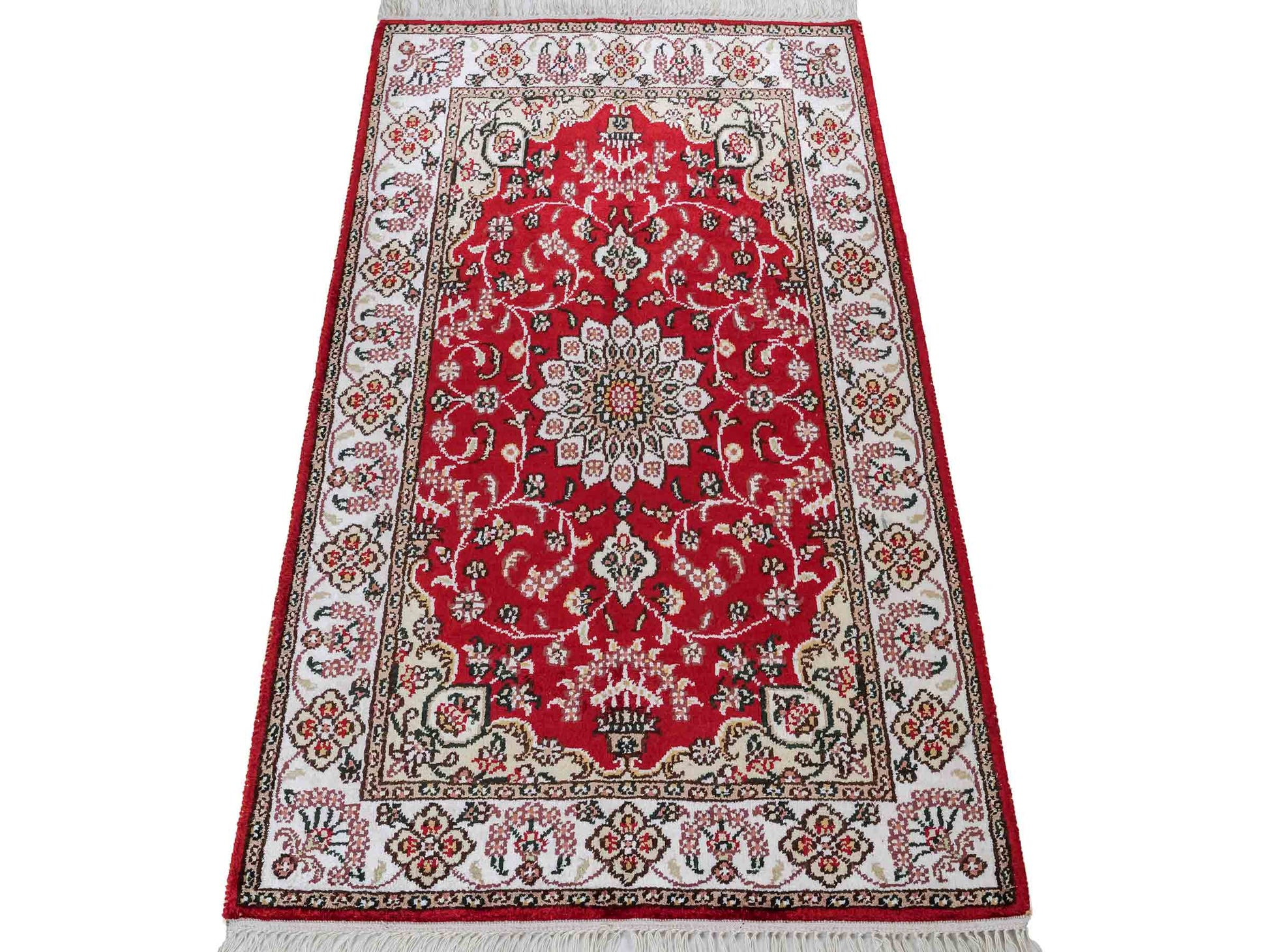 Feiner, handgeknüpfter, chinesischer Orientteppich mit Hereke Design aus Kunstseide, rot, weiß, creme. 91x62 cm. Verkauf durch Jupiter Intl.