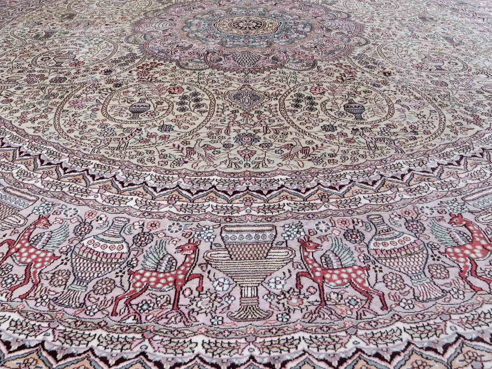 Feiner, handgeknüpfter, runder, chinesischer Orientteppich mit Ghom Design aus Kunstseide, creme, weiß, rosa. 300x300 cm. Verkauf durch Jupiter Intl.