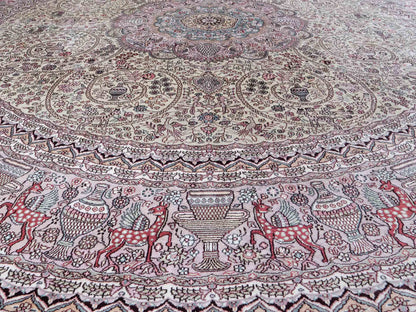 Feiner, handgeknüpfter, runder, chinesischer Orientteppich mit Ghom Design aus Kunstseide, creme, weiß, rosa. 300x300 cm. Verkauf durch Jupiter Intl.