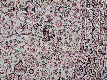 Feiner, handgeknüpfter, runder, chinesischer Orientteppich mit Ghom Design aus Kunstseide, creme, weiß, rosa. 300x300 cm. Verkauf durch Jupiter Intl.