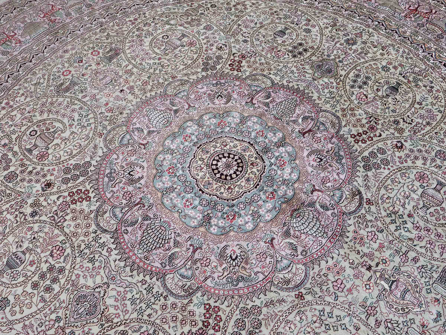 Feiner, handgeknüpfter, runder, chinesischer Orientteppich mit Ghom Design aus Kunstseide, creme, weiß, rosa. 300x300 cm. Verkauf durch Jupiter Intl.