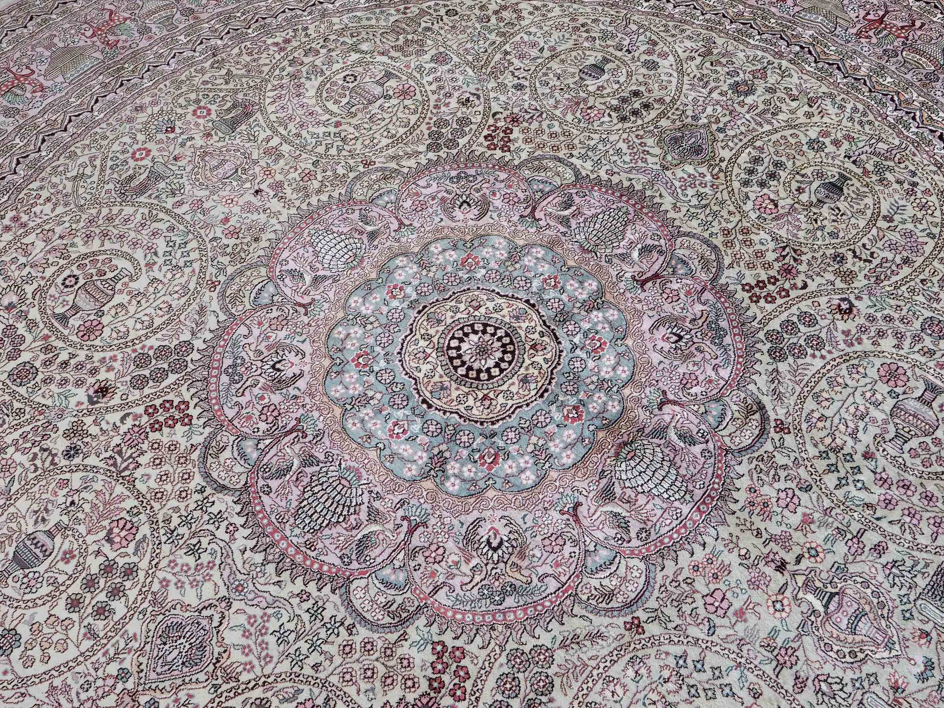 Feiner, handgeknüpfter, runder, chinesischer Orientteppich mit Ghom Design aus Kunstseide, creme, weiß, rosa. 300x300 cm. Verkauf durch Jupiter Intl.
