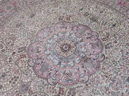 Feiner, handgeknüpfter, runder, chinesischer Orientteppich mit Ghom Design aus Kunstseide, creme, weiß, rosa. 300x300 cm. Verkauf durch Jupiter Intl.