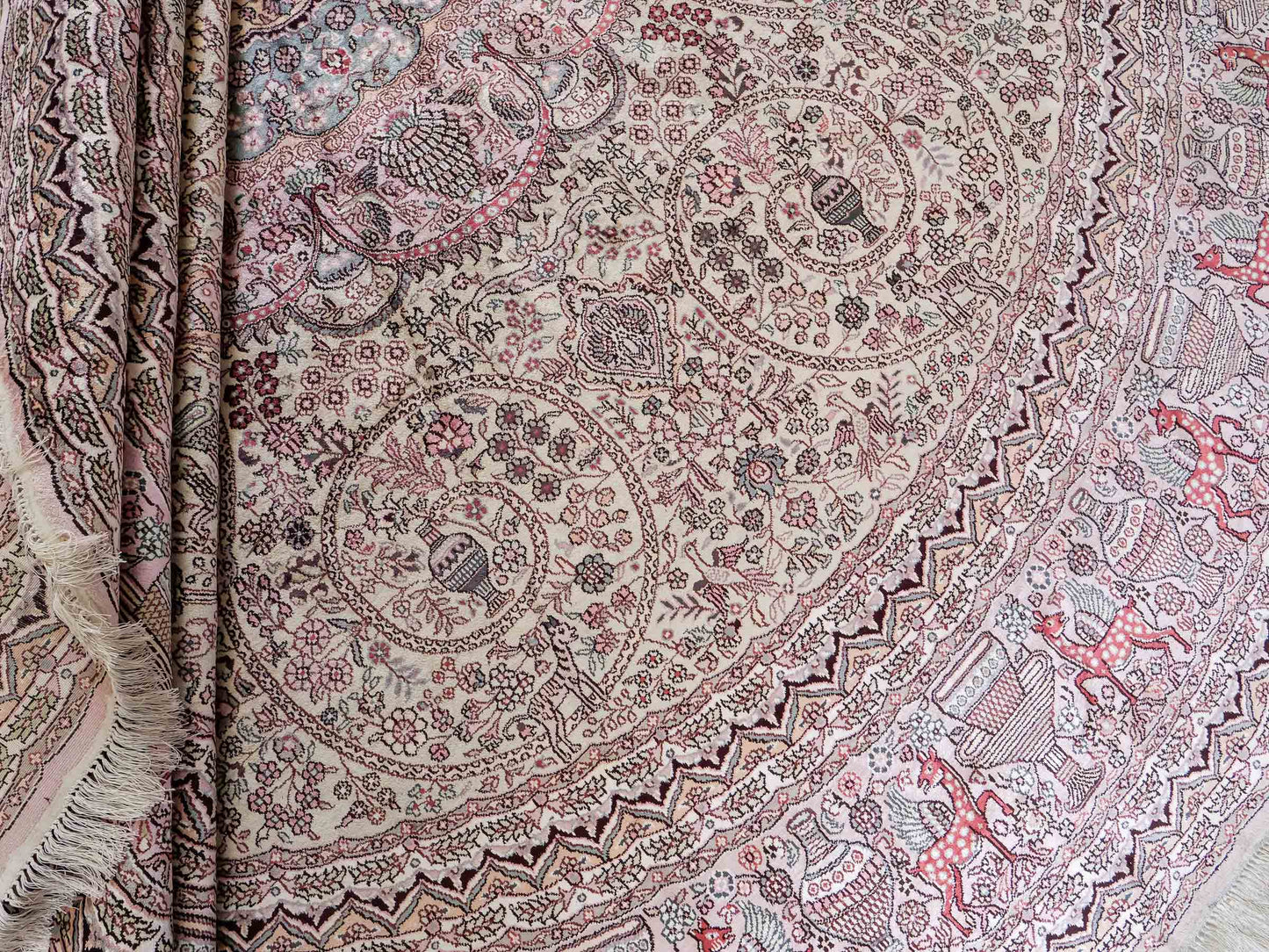 Feiner, handgeknüpfter, runder, chinesischer Orientteppich mit Ghom Design aus Kunstseide, creme, weiß, rosa. 300x300 cm. Verkauf durch Jupiter Intl.