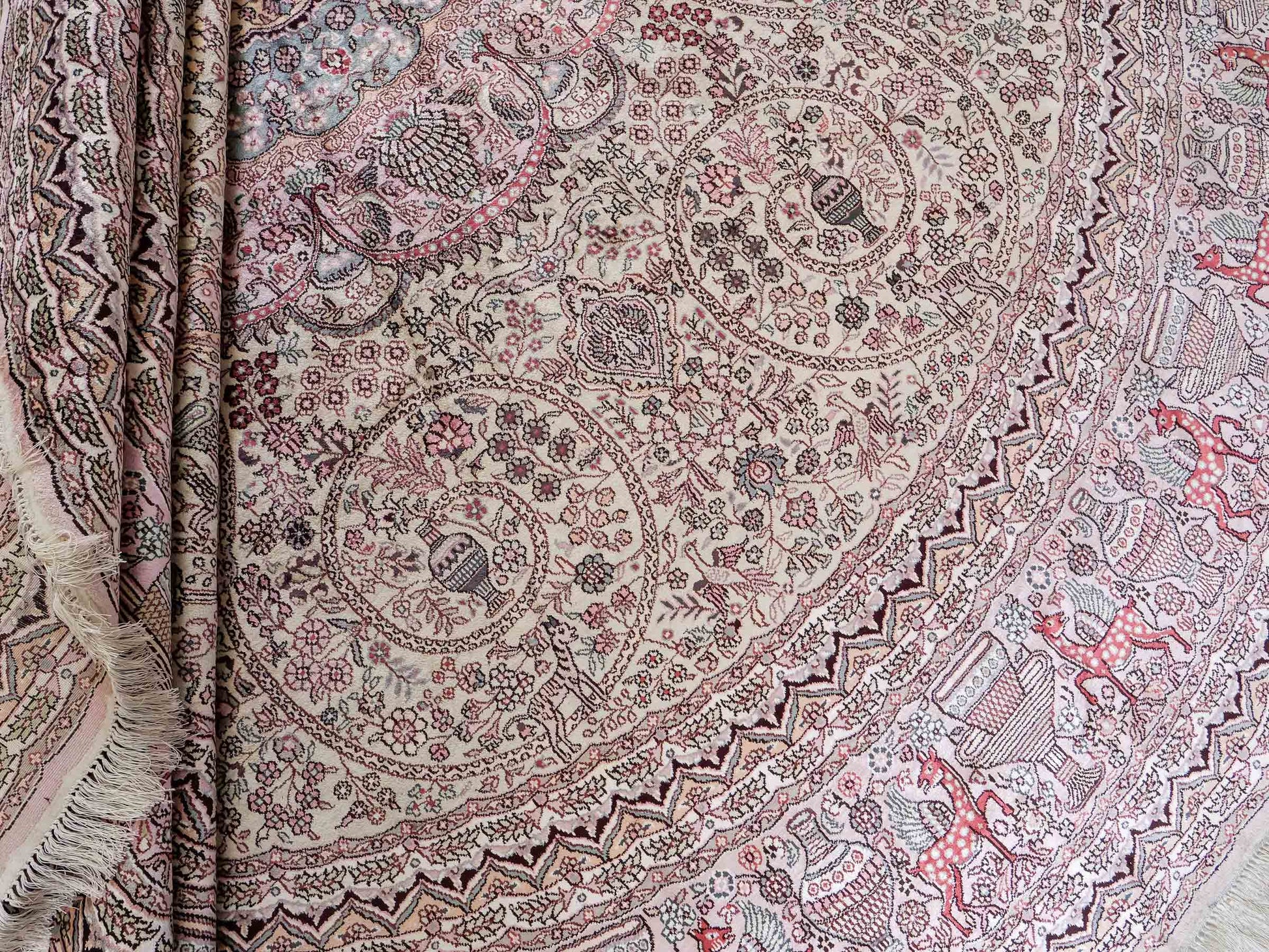 Feiner, handgeknüpfter, runder, chinesischer Orientteppich mit Ghom Design aus Kunstseide, creme, weiß, rosa. 300x300 cm. Verkauf durch Jupiter Intl.