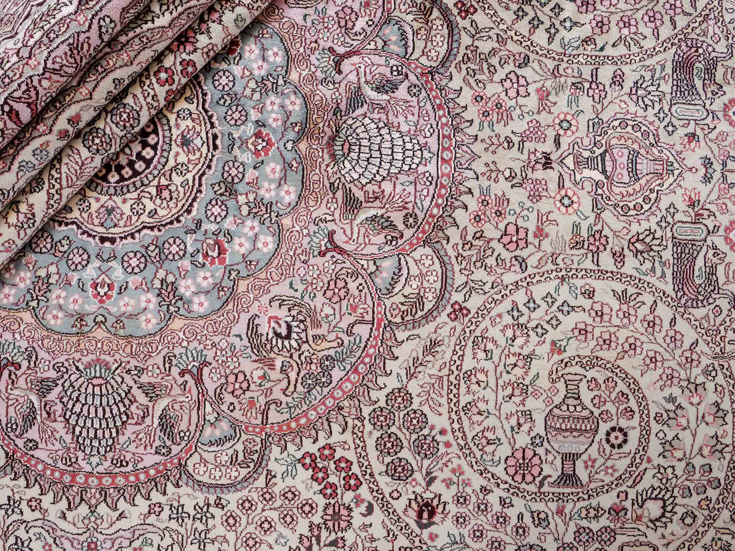 Feiner, handgeknüpfter, runder, chinesischer Orientteppich mit Ghom Design aus Kunstseide, creme, weiß, rosa. 300x300 cm. Verkauf durch Jupiter Intl.
