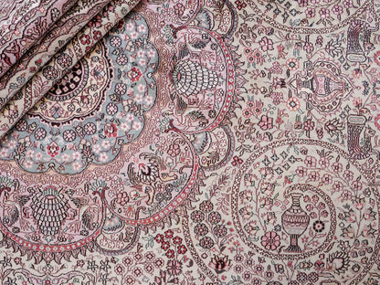 Feiner, handgeknüpfter, runder, chinesischer Orientteppich mit Ghom Design aus Kunstseide, creme, weiß, rosa. 300x300 cm. Verkauf durch Jupiter Intl.