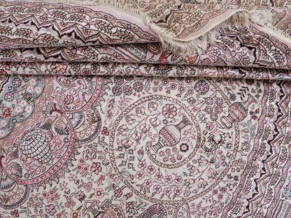 Feiner, handgeknüpfter, runder, chinesischer Orientteppich mit Ghom Design aus Kunstseide, creme, weiß, rosa. 300x300 cm. Verkauf durch Jupiter Intl.
