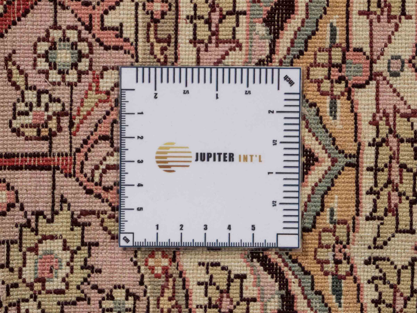 Feiner, handgeknüpfter, runder, chinesischer Orientteppich mit Ghom Design aus Kunstseide, creme, weiß, rosa. 300x300 cm. Verkauf durch Jupiter Intl.