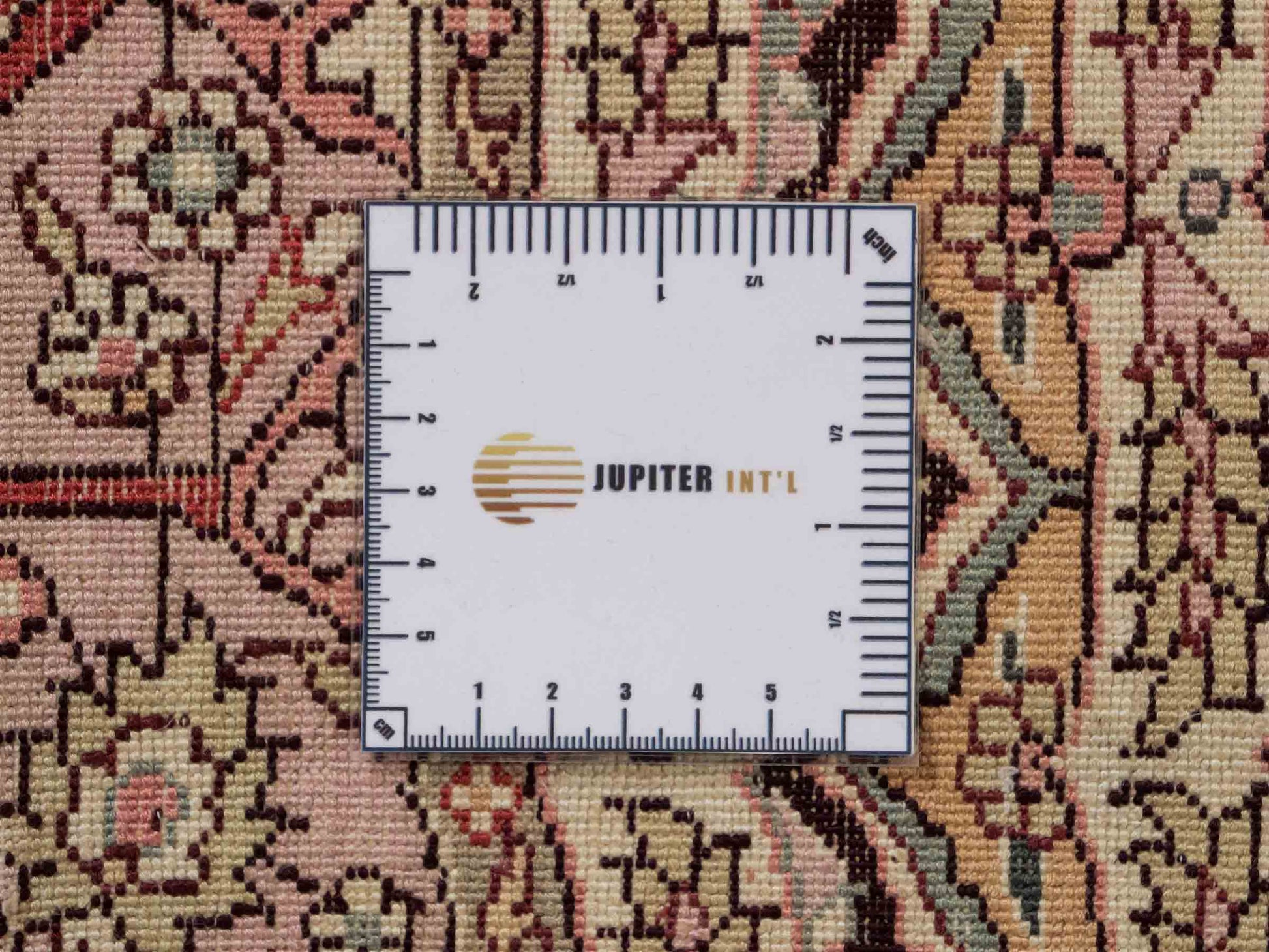 Feiner, handgeknüpfter, runder, chinesischer Orientteppich mit Ghom Design aus Kunstseide, creme, weiß, rosa. 300x300 cm. Verkauf durch Jupiter Intl.