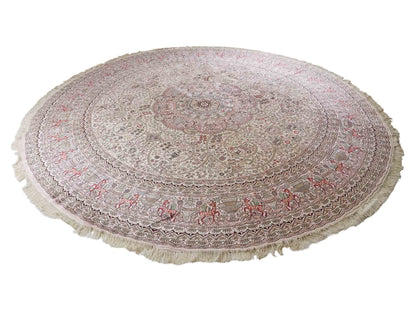 Feiner, handgeknüpfter, runder, chinesischer Orientteppich mit Ghom Design aus Kunstseide, creme, weiß, rosa. 300x300 cm. Verkauf durch Jupiter Intl.