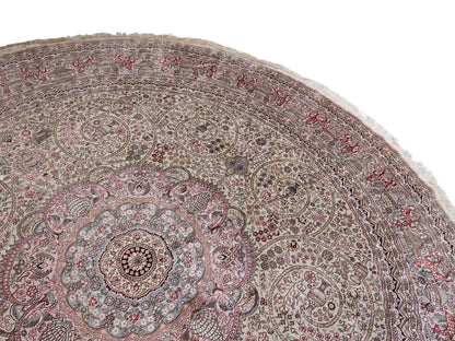 Feiner, handgeknüpfter, runder, chinesischer Orientteppich mit Ghom Design aus Kunstseide, creme, weiß, rosa. 300x300 cm. Verkauf durch Jupiter Intl.