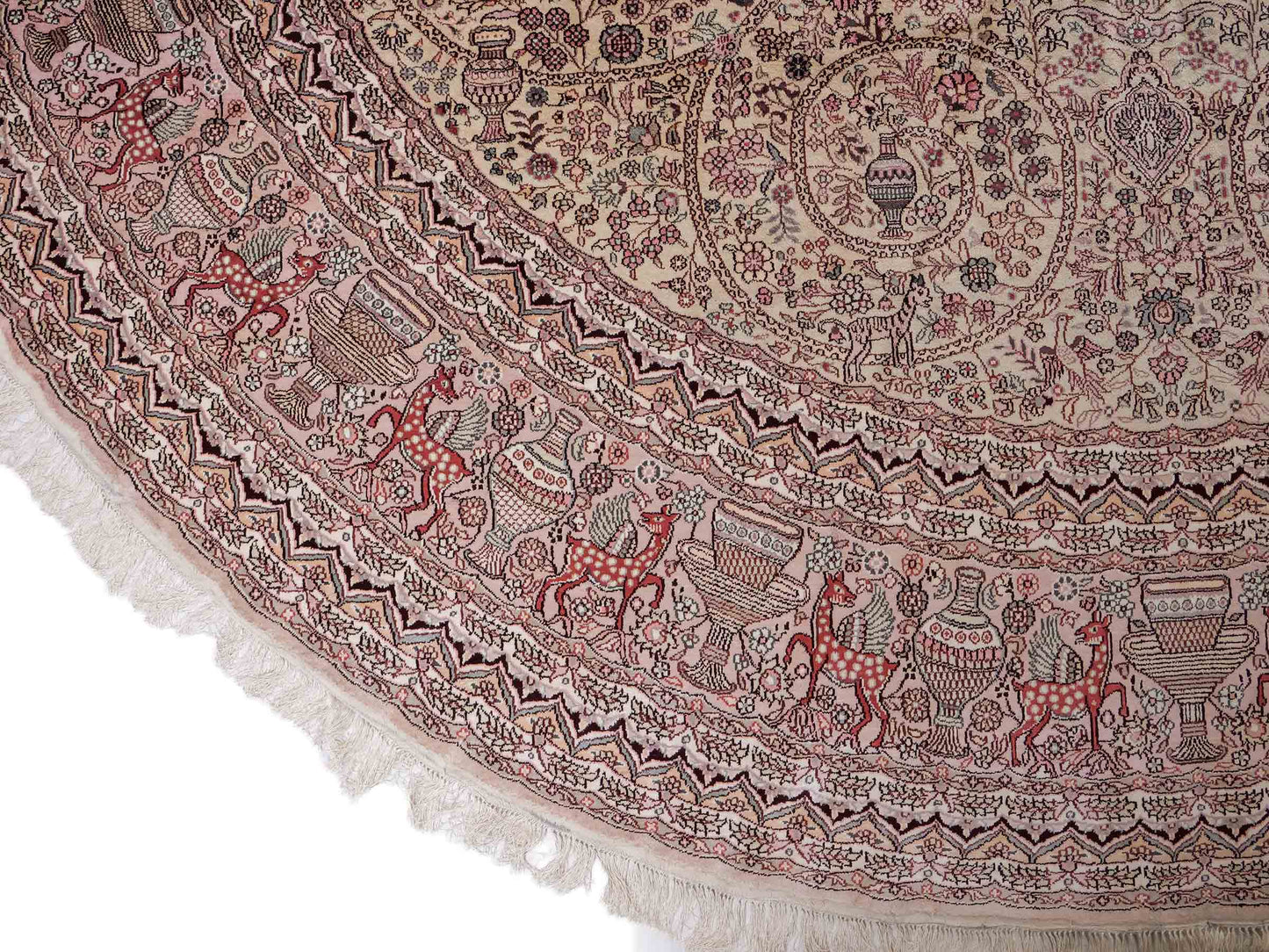 Feiner, handgeknüpfter, runder, chinesischer Orientteppich mit Ghom Design aus Kunstseide, creme, weiß, rosa. 300x300 cm. Verkauf durch Jupiter Intl.