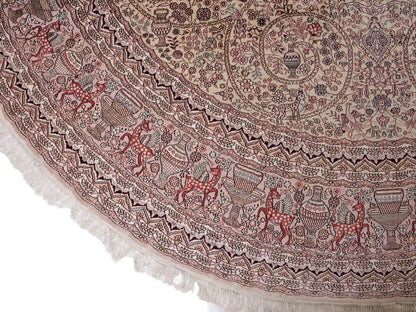 Feiner, handgeknüpfter, runder, chinesischer Orientteppich mit Ghom Design aus Kunstseide, creme, weiß, rosa. 300x300 cm. Verkauf durch Jupiter Intl.