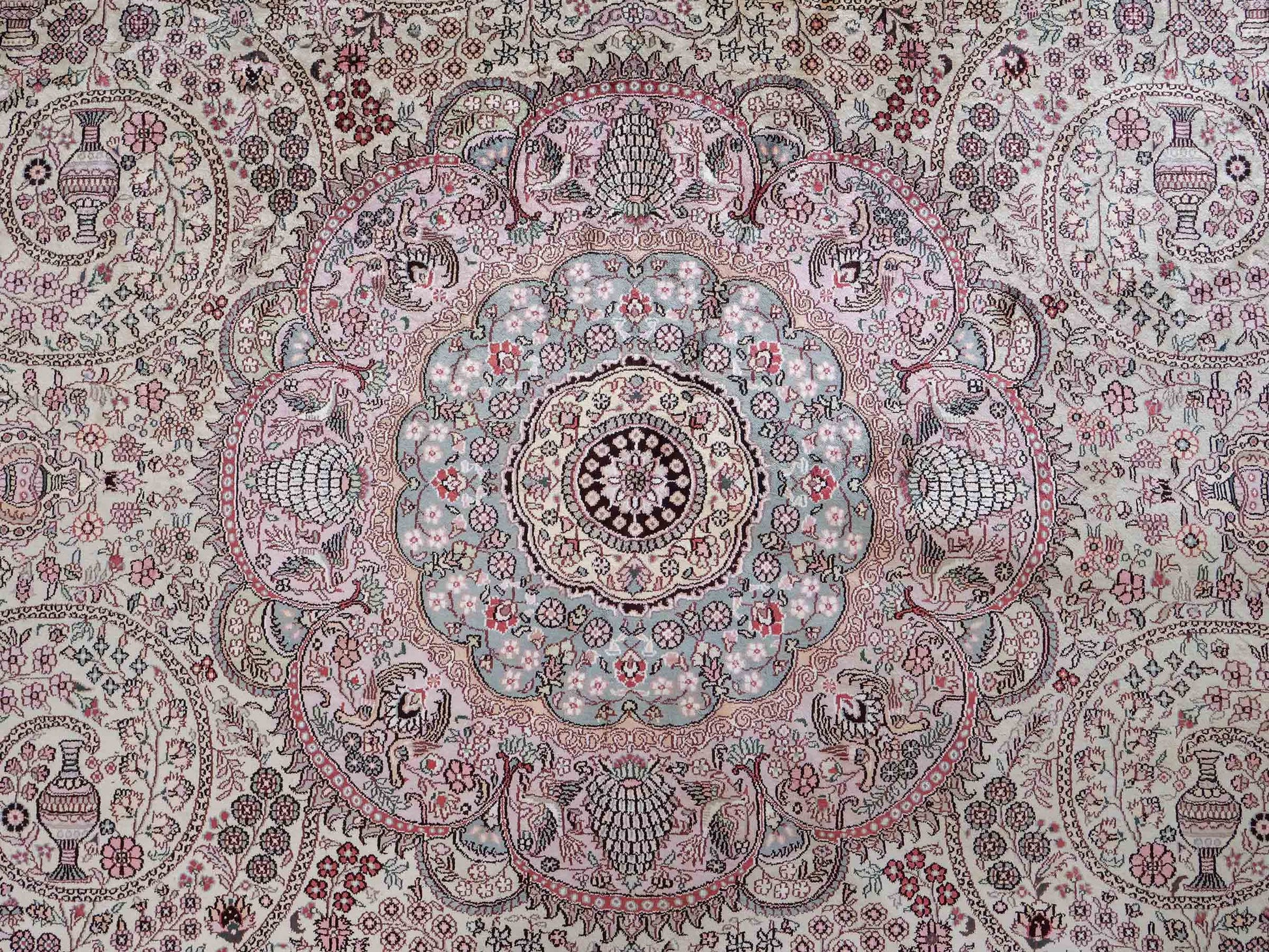 Feiner, handgeknüpfter, runder, chinesischer Orientteppich mit Ghom Design aus Kunstseide, creme, weiß, rosa. 300x300 cm. Verkauf durch Jupiter Intl.