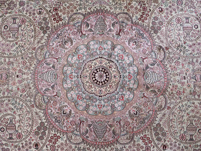Feiner, handgeknüpfter, runder, chinesischer Orientteppich mit Ghom Design aus Kunstseide, creme, weiß, rosa. 300x300 cm. Verkauf durch Jupiter Intl.