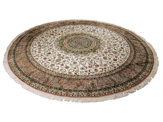 Feiner, handgeknüpfter, runder, chinesischer Orientteppich mit Ghom Design aus Kunstseide, creme, weiß. 303x303 cm. Verkauf durch Jupiter Intl.