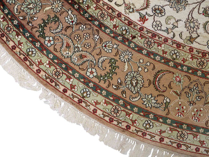 Feiner, handgeknüpfter, runder, chinesischer Orientteppich mit Ghom Design aus Kunstseide, creme, weiß. 303x303 cm. Verkauf durch Jupiter Intl.