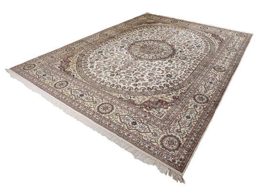 Feiner, handgeknüpfter, chinesischer Orientteppich mit Nain Design aus Kunstseide, creme, weiß. 352x269 cm. Verkauf durch Jupiter Intl.