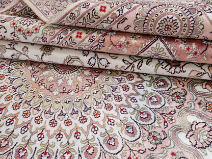Feiner, handgeknüpfter, chinesischer Orientteppich mit Ghom Design aus Kunstseide, creme, weiß. 362x272 cm. Verkauf durch Jupiter Intl.