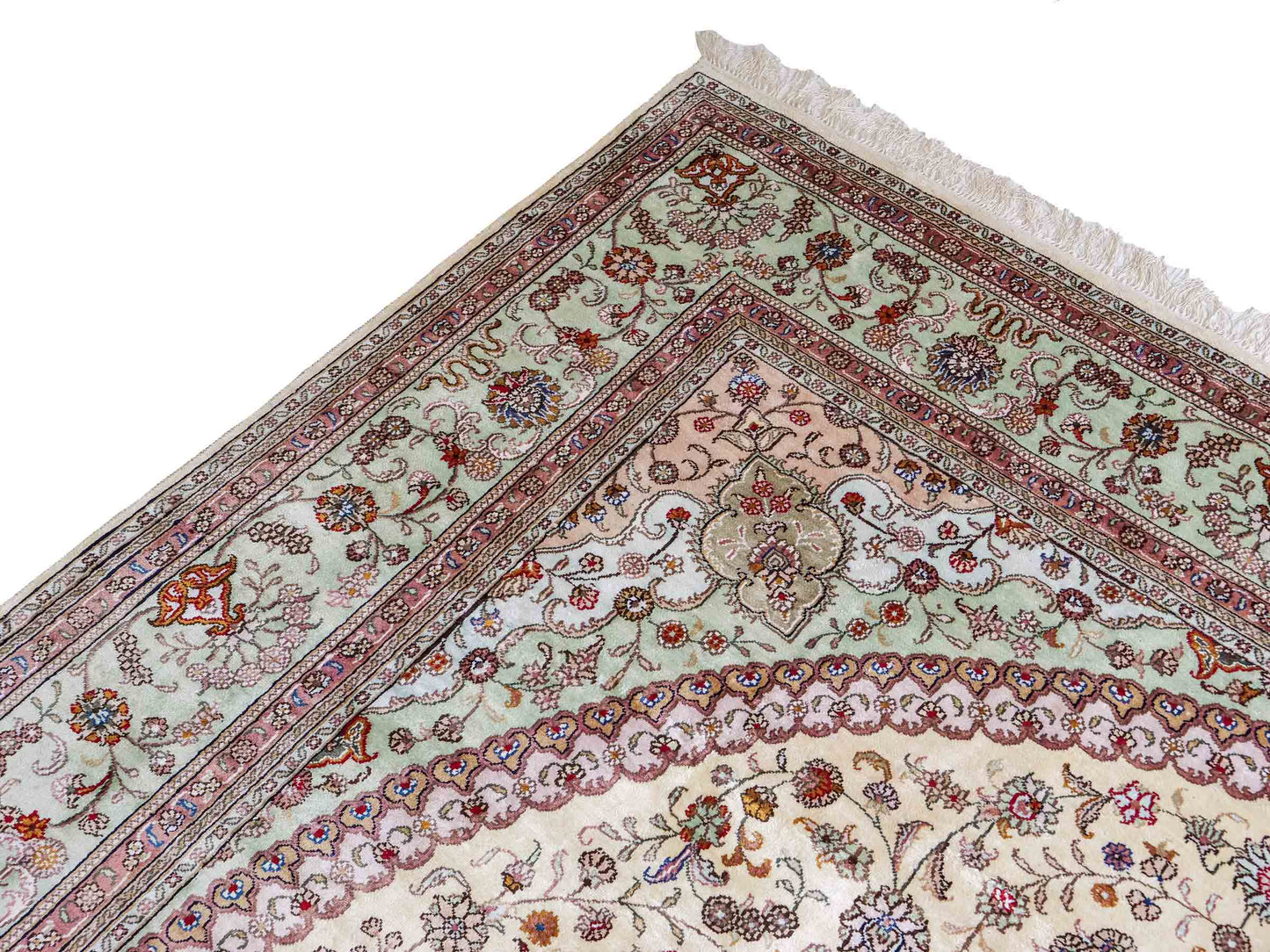 Feiner, handgeknüpfter, chinesischer Orientteppich mit Nain Design aus Kunstseide creme, weiß. 366x277 cm. Verkauf durch Jupiter Intl.