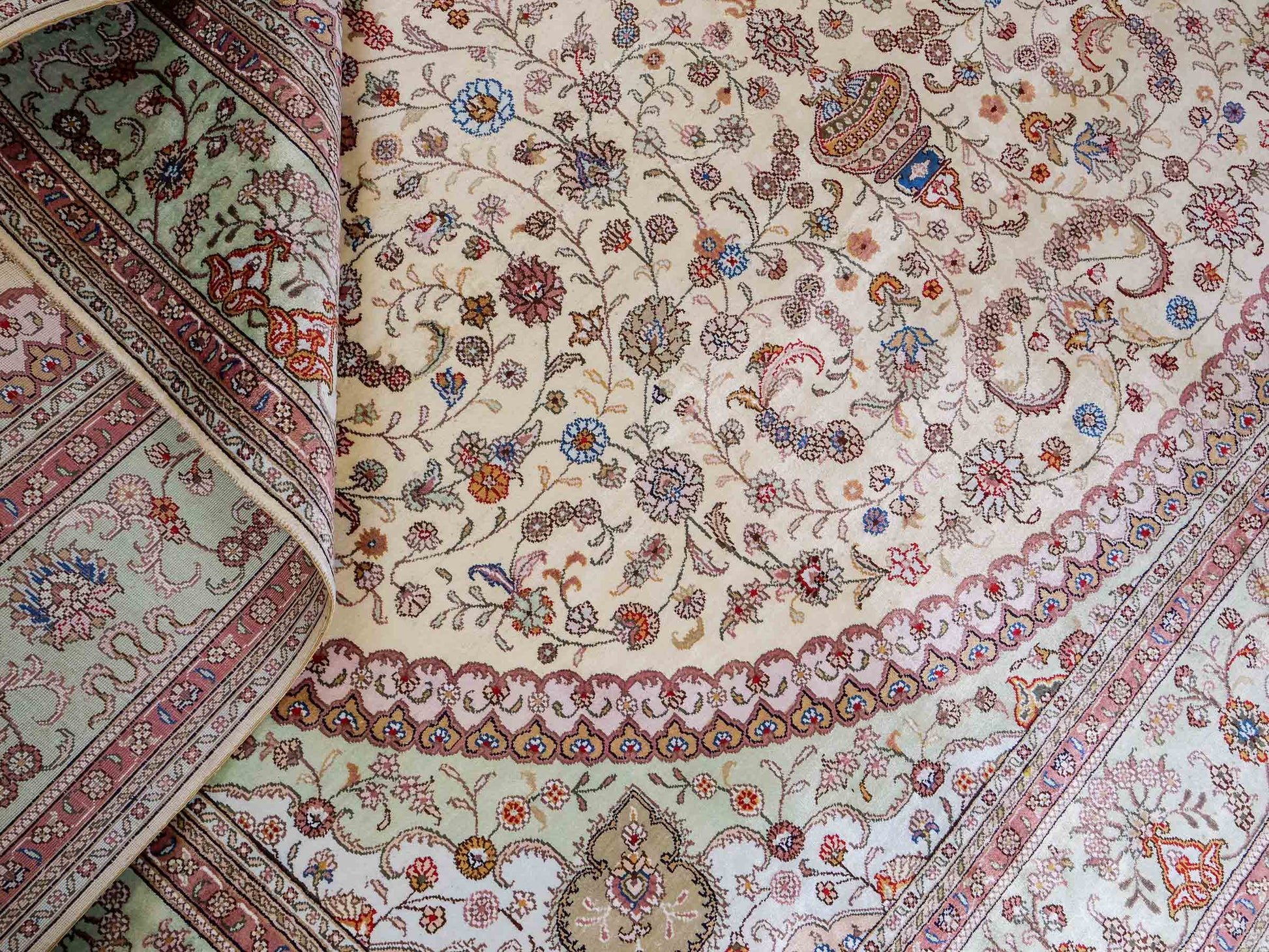 Feiner, handgeknüpfter, chinesischer Orientteppich mit Nain Design aus Kunstseide creme, weiß. 366x277 cm. Verkauf durch Jupiter Intl.