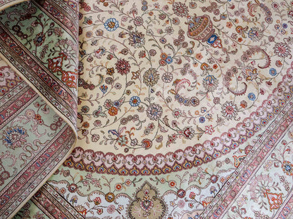 Feiner, handgeknüpfter, chinesischer Orientteppich mit Nain Design aus Kunstseide creme, weiß. 366x277 cm. Verkauf durch Jupiter Intl.