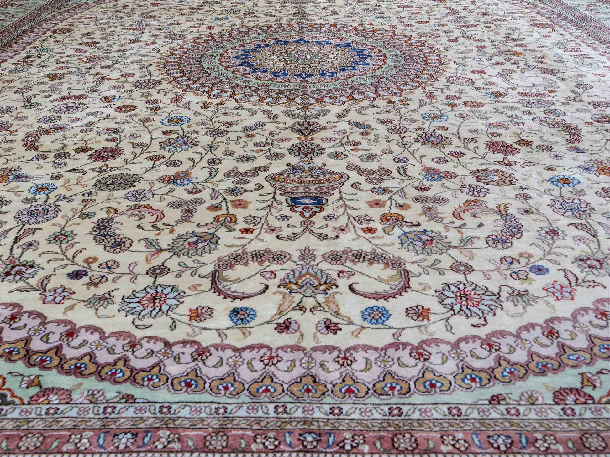 Feiner, handgeknüpfter, chinesischer Orientteppich mit Nain Design aus Kunstseide creme, weiß. 366x277 cm. Verkauf durch Jupiter Intl.
