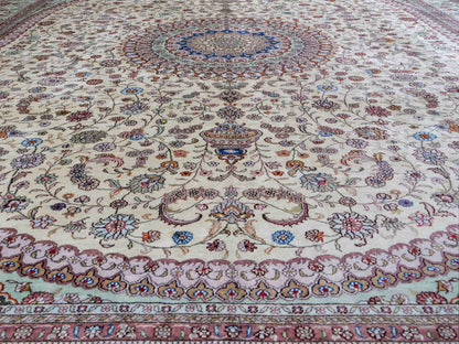 Feiner, handgeknüpfter, chinesischer Orientteppich mit Nain Design aus Kunstseide creme, weiß. 366x277 cm. Verkauf durch Jupiter Intl.