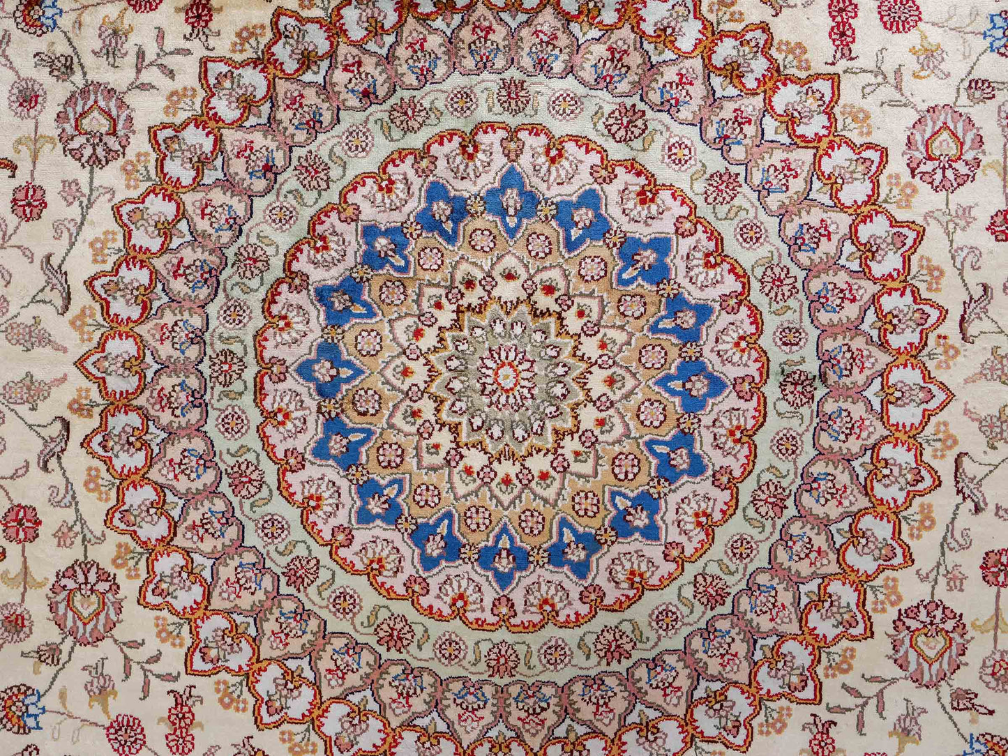 Feiner, handgeknüpfter, chinesischer Orientteppich mit Nain Design aus Kunstseide creme, weiß. 366x277 cm. Verkauf durch Jupiter Intl.