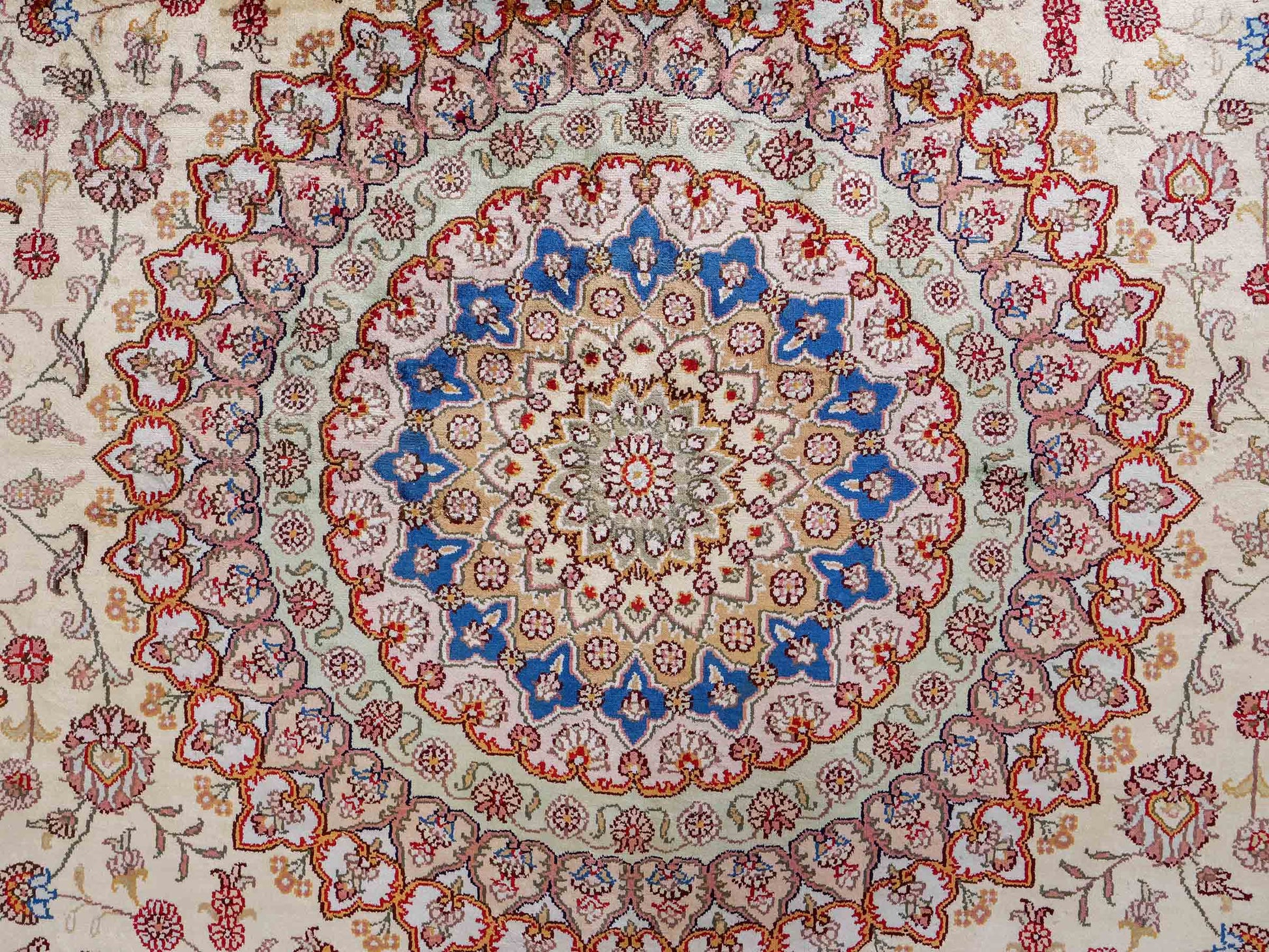 Feiner, handgeknüpfter, chinesischer Orientteppich mit Nain Design aus Kunstseide creme, weiß. 366x277 cm. Verkauf durch Jupiter Intl.
