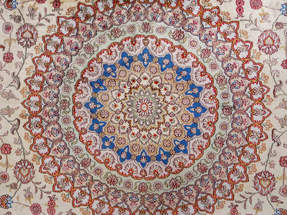 Feiner, handgeknüpfter, chinesischer Orientteppich mit Nain Design aus Kunstseide creme, weiß. 366x277 cm. Verkauf durch Jupiter Intl.