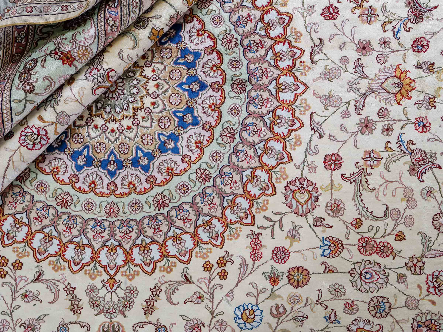 Feiner, handgeknüpfter, chinesischer Orientteppich mit Nain Design aus Kunstseide creme, weiß. 366x277 cm. Verkauf durch Jupiter Intl.