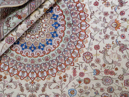 Feiner, handgeknüpfter, chinesischer Orientteppich mit Nain Design aus Kunstseide creme, weiß. 366x277 cm. Verkauf durch Jupiter Intl.
