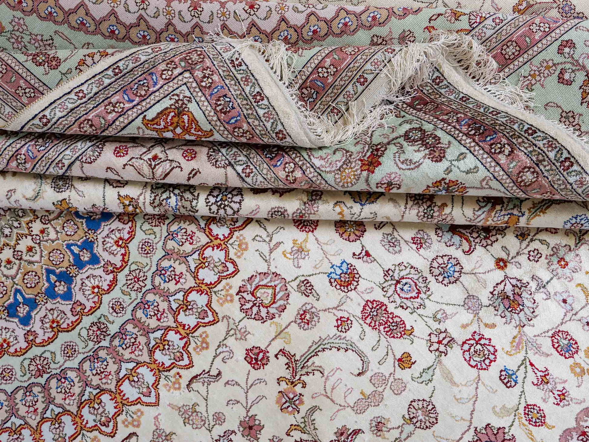 Feiner, handgeknüpfter, chinesischer Orientteppich mit Nain Design aus Kunstseide creme, weiß. 366x277 cm. Verkauf durch Jupiter Intl.