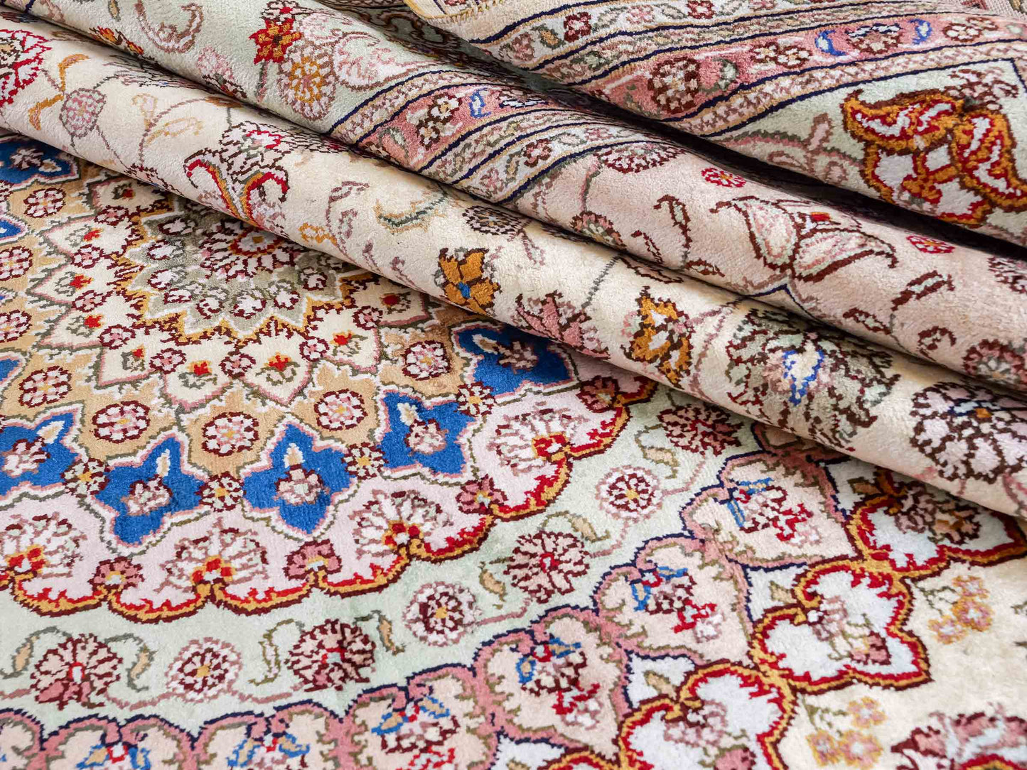 Feiner, handgeknüpfter, chinesischer Orientteppich mit Nain Design aus Kunstseide creme, weiß. 366x277 cm. Verkauf durch Jupiter Intl.