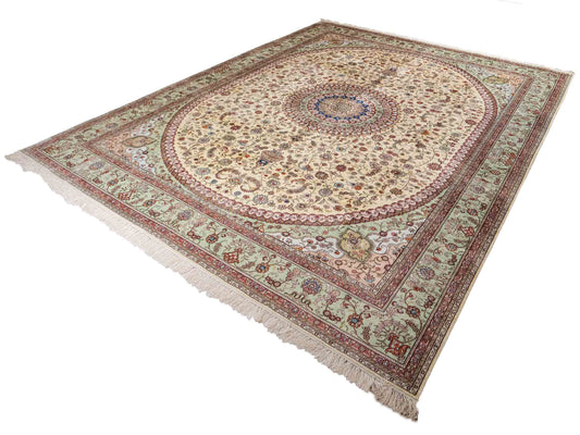 Feiner, handgeknüpfter, chinesischer Orientteppich mit Nain Design aus Kunstseide creme, weiß. 366x277 cm. Verkauf durch Jupiter Intl.