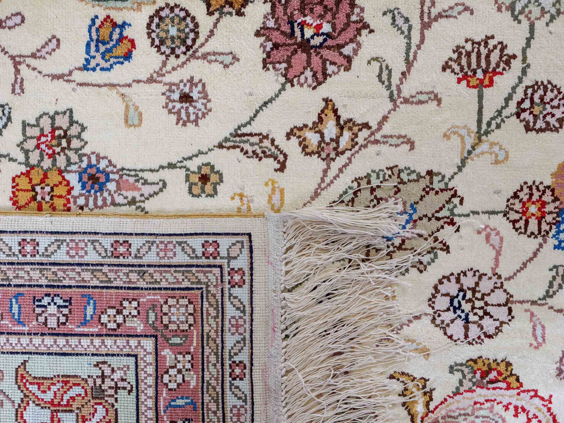 Feiner, handgeknüpfter, chinesischer Orientteppich mit Nain Design aus Kunstseide creme, weiß. 366x277 cm. Verkauf durch Jupiter Intl.