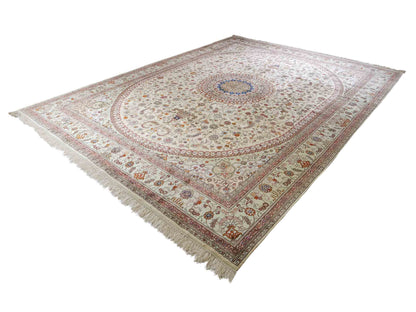 Feiner, handgeknüpfter, chinesischer Orientteppich mit Nain Design aus Kunstseide creme, weiß. 366x277 cm. Verkauf durch Jupiter Intl.