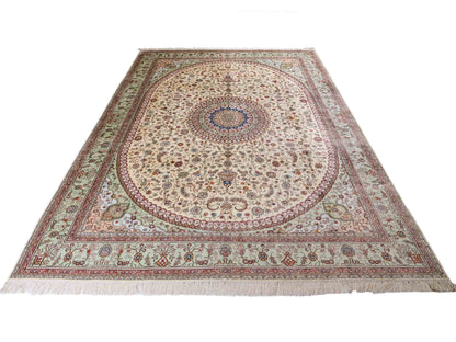Feiner, handgeknüpfter, chinesischer Orientteppich mit Nain Design aus Kunstseide creme, weiß. 366x277 cm. Verkauf durch Jupiter Intl.
