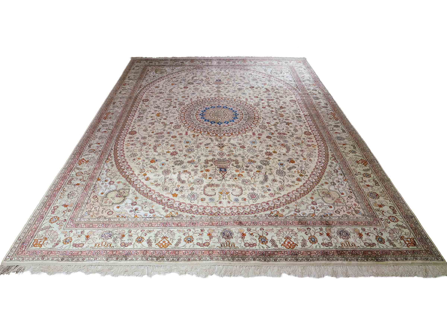 Feiner, handgeknüpfter, chinesischer Orientteppich mit Nain Design aus Kunstseide creme, weiß. 366x277 cm. Verkauf durch Jupiter Intl.