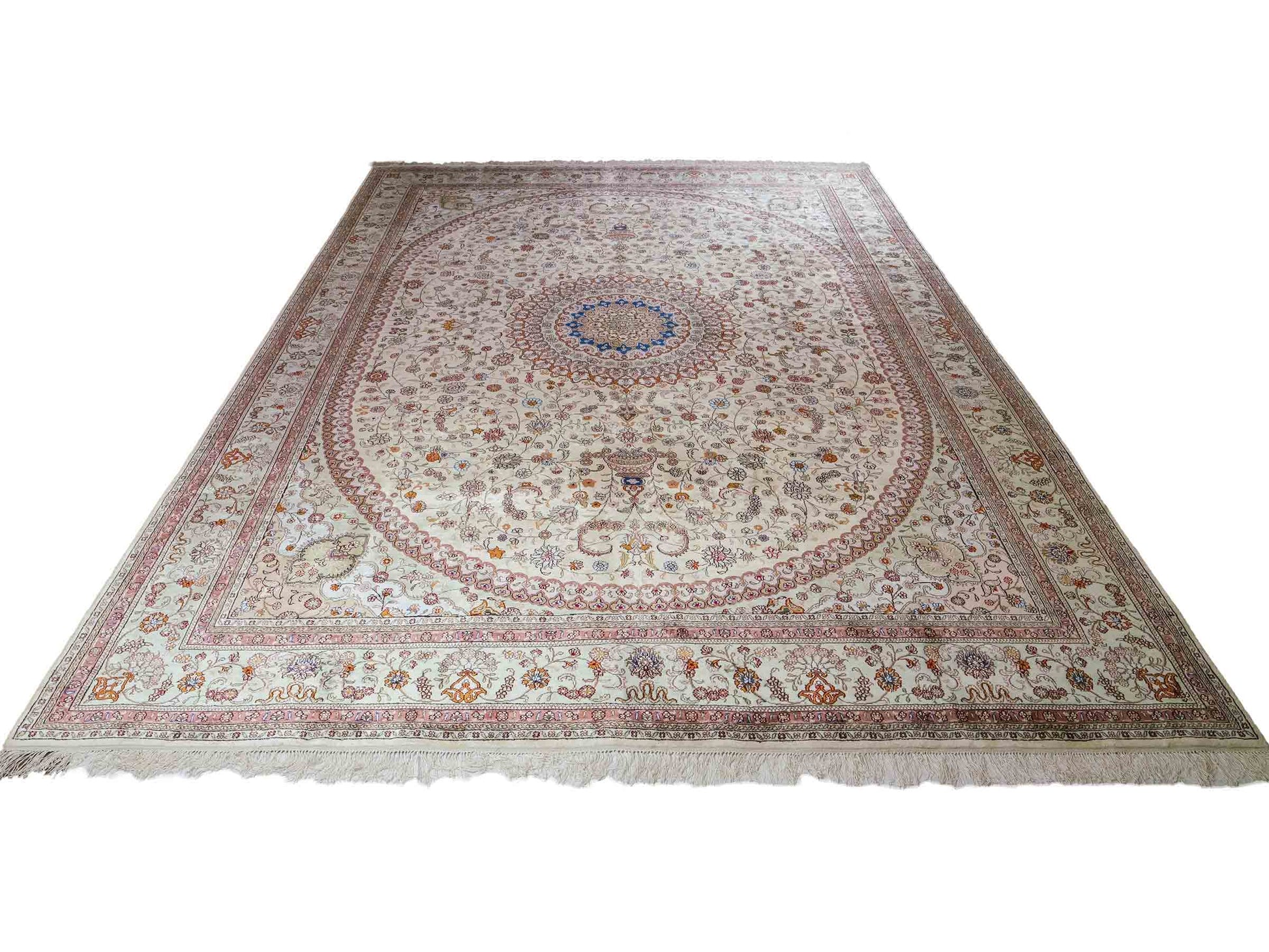 Feiner, handgeknüpfter, chinesischer Orientteppich mit Nain Design aus Kunstseide creme, weiß. 366x277 cm. Verkauf durch Jupiter Intl.