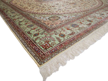 Feiner, handgeknüpfter, chinesischer Orientteppich mit Nain Design aus Kunstseide creme, weiß. 366x277 cm. Verkauf durch Jupiter Intl.