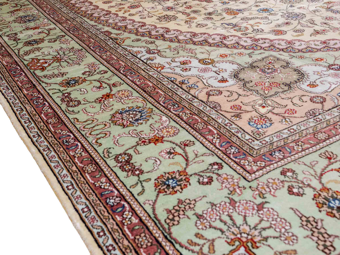 Feiner, handgeknüpfter, chinesischer Orientteppich mit Nain Design aus Kunstseide creme, weiß. 366x277 cm. Verkauf durch Jupiter Intl.