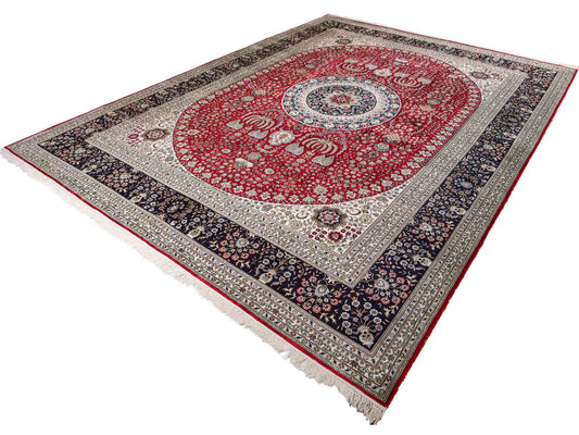 Feiner, handgeknüpfter, chinesischer Orientteppich mit Nain Design aus Kunstseide, rot, blau, weiß. 370x272 cm. Verkauf durch Jupiter Intl.