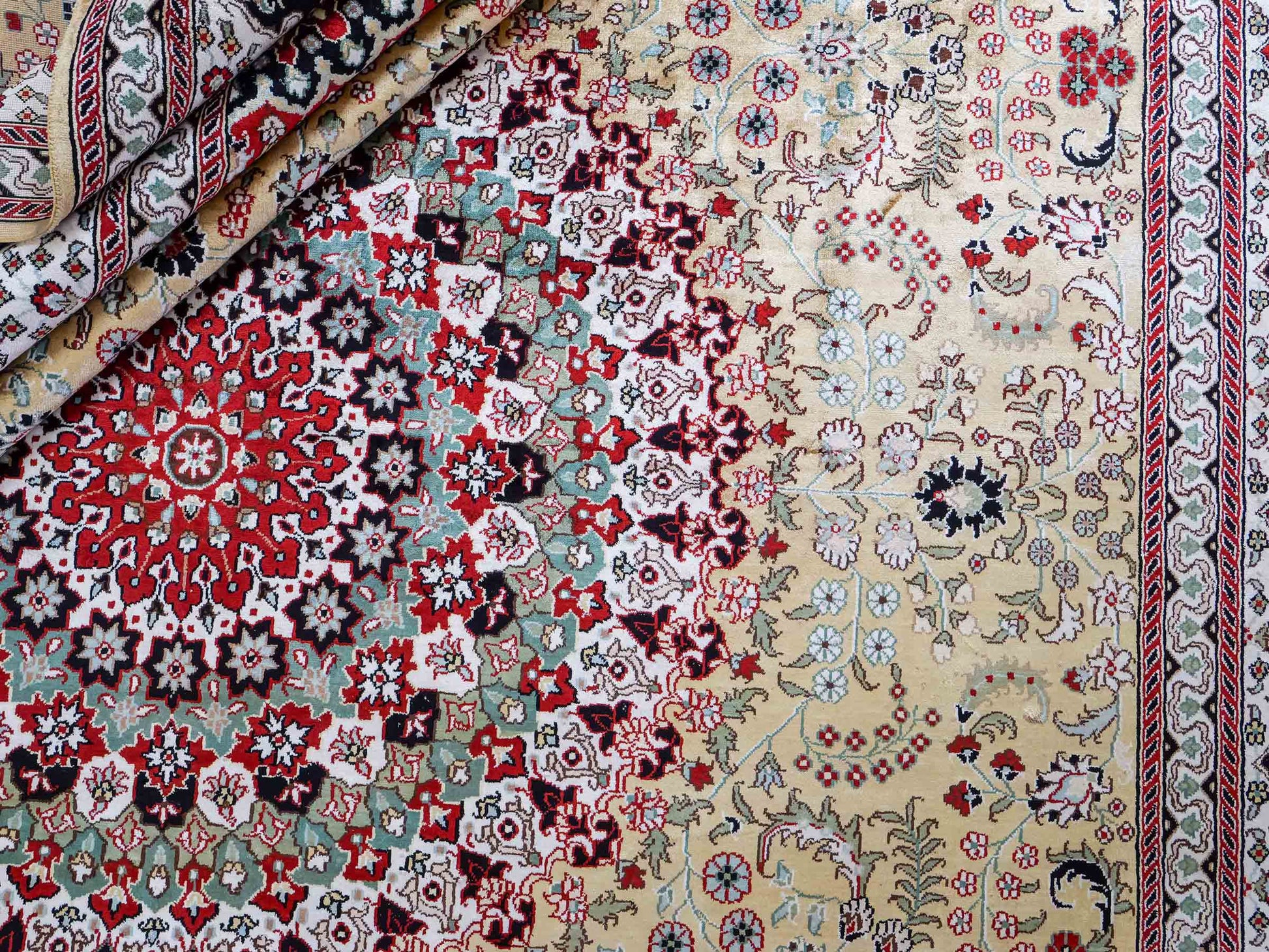 Feiner, handgeknüpfter, chinesischer Orientteppich mit Nain Design aus Kunstseide, gelb, creme, weiß. 373x275 cm. Verkauf durch Jupiter Intl.