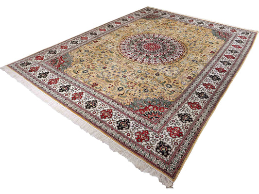 Feiner, handgeknüpfter, chinesischer Orientteppich mit Nain Design aus Kunstseide, gelb, creme, weiß. 373x275 cm. Verkauf durch Jupiter Intl.