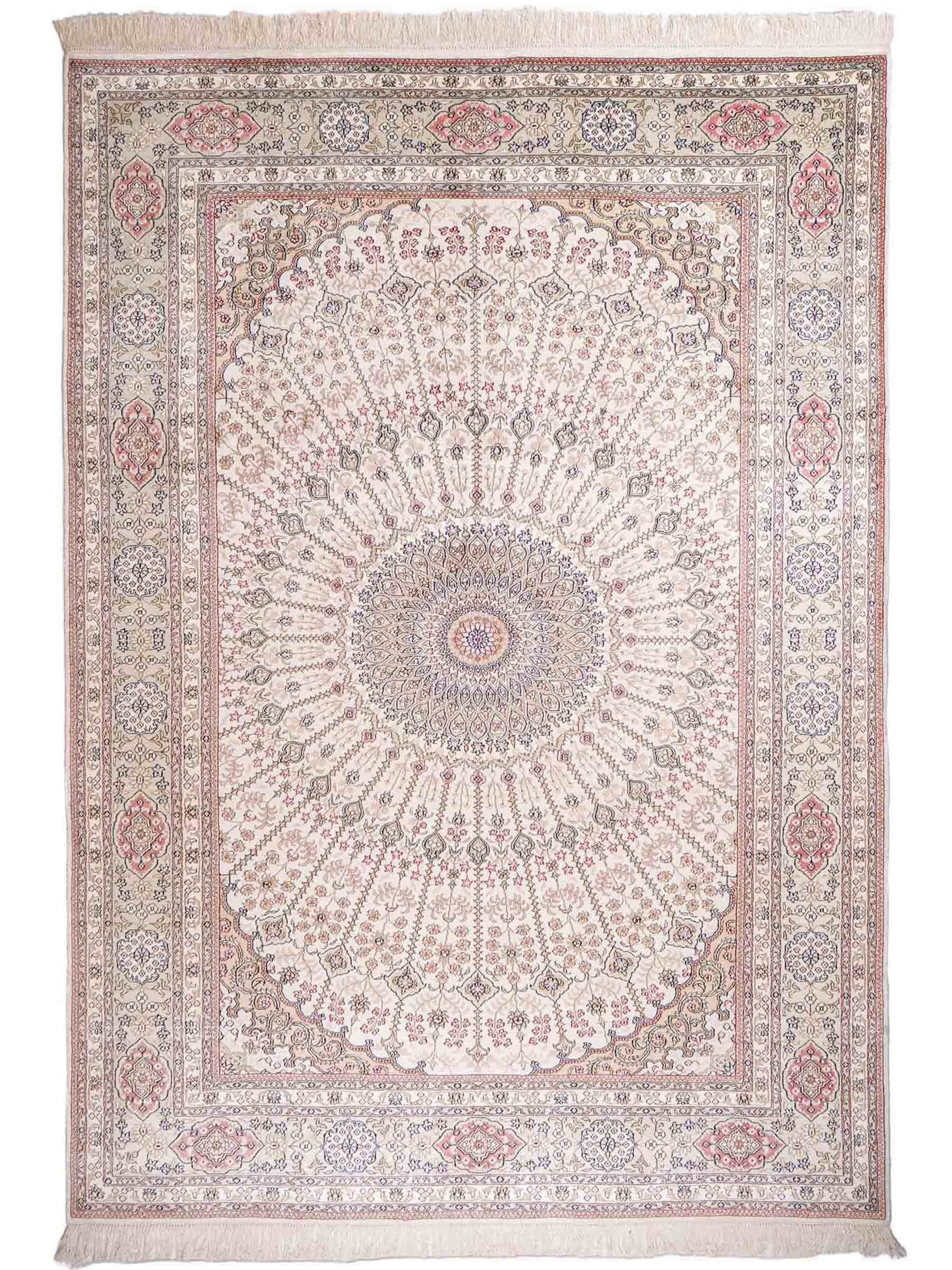 Feiner, handgeknüpfter, chinesischer Nain Orientteppich aus gesponnener Seide mit Nain Design von Khademi, creme, weiß. 267x186 cm. Verkauf durch Jupiter Intl.