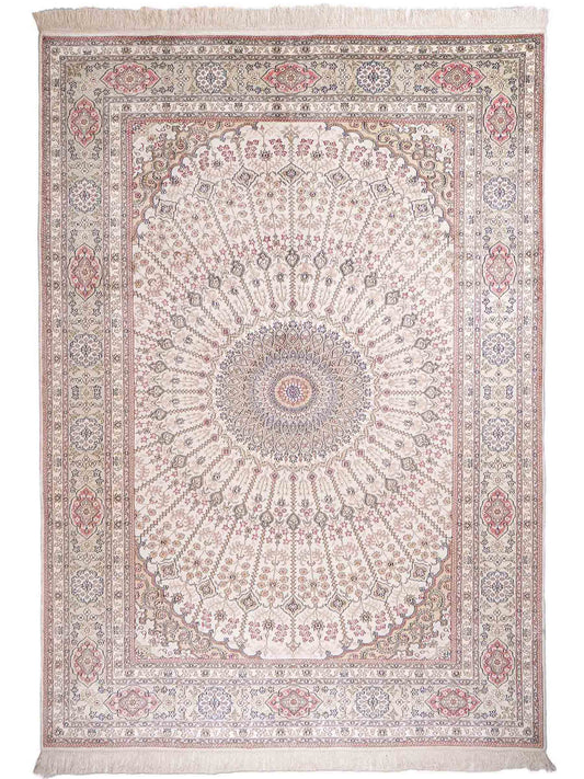 Feiner, handgeknüpfter, chinesischer Nain Orientteppich aus gesponnener Seide mit Nain Design von Khademi, creme, weiß. 267x186 cm. Verkauf durch Jupiter Intl.