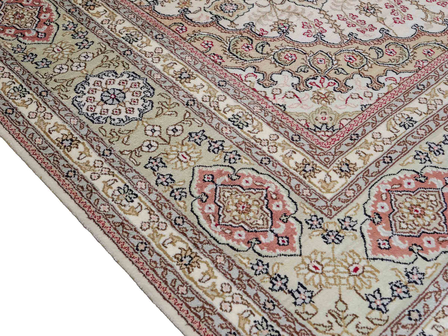 Feiner, handgeknüpfter, chinesischer Nain Orientteppich aus gesponnener Seide mit Nain Design von Khademi, creme, weiß. 267x186 cm. Verkauf durch Jupiter Intl.